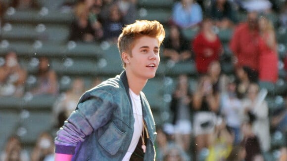 Justin Bieber montre ses fesses devant des milliers de personnes ! Oops (PHOTOS)