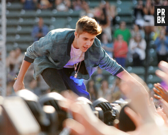 Justin Bieber salue ses fans au Wango Tango 2012