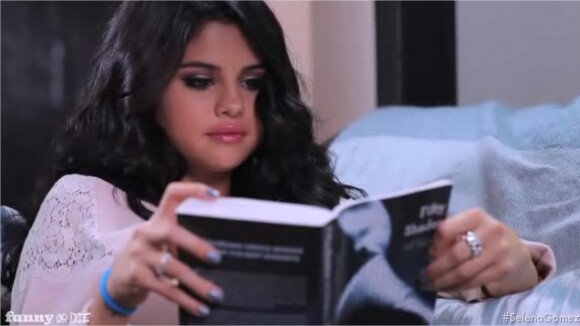 Selena Gomez : une pauvre fille débile dans la parodie de Fifty Shades (Video)