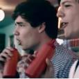Louis et Liam chantent dans des bouteilles de ketchup !