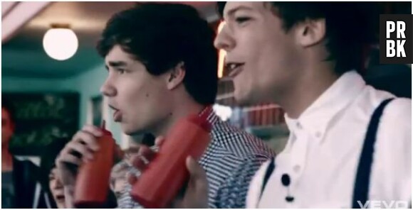 Louis et Liam chantent dans des bouteilles de ketchup !