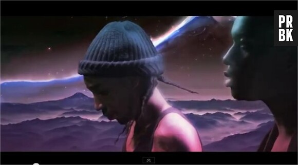Le duo très futuriste chante Mon Univers devant un paysage coloré
