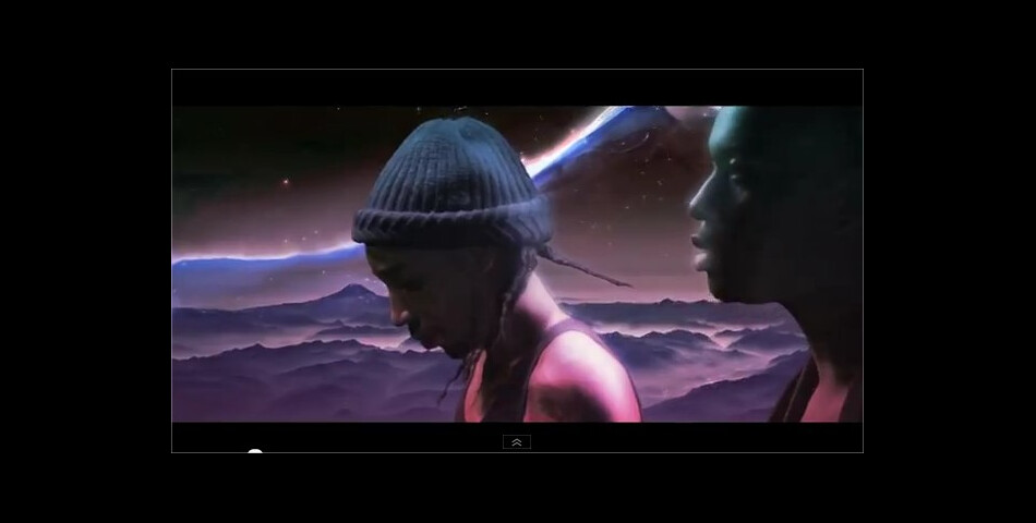 Le duo très futuriste chante Mon Univers devant un paysage coloré