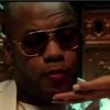 Flo Rida dans son clip Hey Jasmin. Un chanteur bien accompagné et heureux !