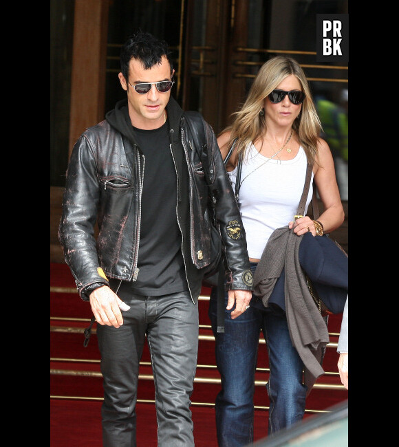 Jennifer Aniston et Justin Theroux à la sortie de leur hôtel parisien