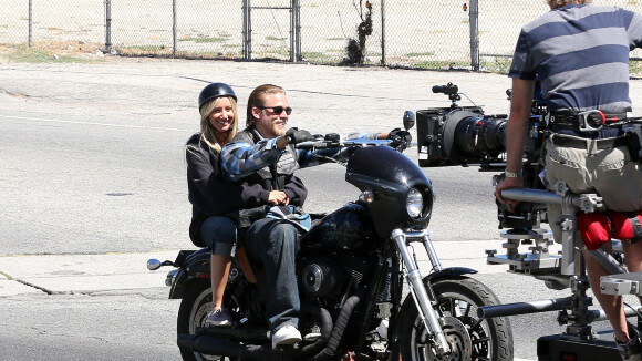 Ashley Tisdale : en mode biker sur le tournage de Sons of Anarchy (PHOTOS)