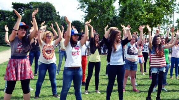 One Direction : une flashmob détonnante sur le Champs de Mars ! (PHOTOS)