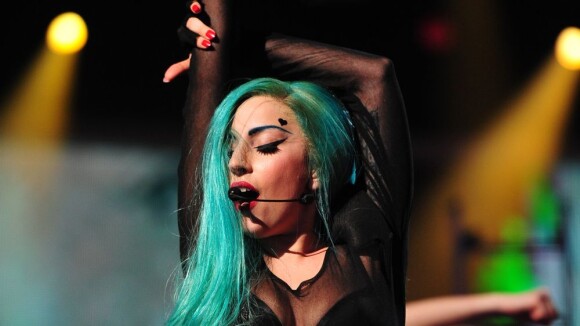 Lady Gaga : ses fesses à l'air en plein concert pour se f*utre de Madonna !
