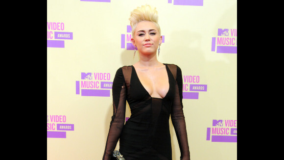 Miley Cyrus : rock et (très) décolletée aux MTV Video Music Awards (PHOTOS)