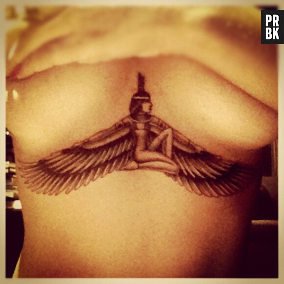 Nouveau tatouage de Rihanna en hommage à sa grand-mère