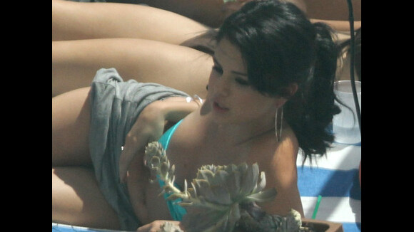 Selena Gomez : pause sexy en bikini ! (PHOTOS)