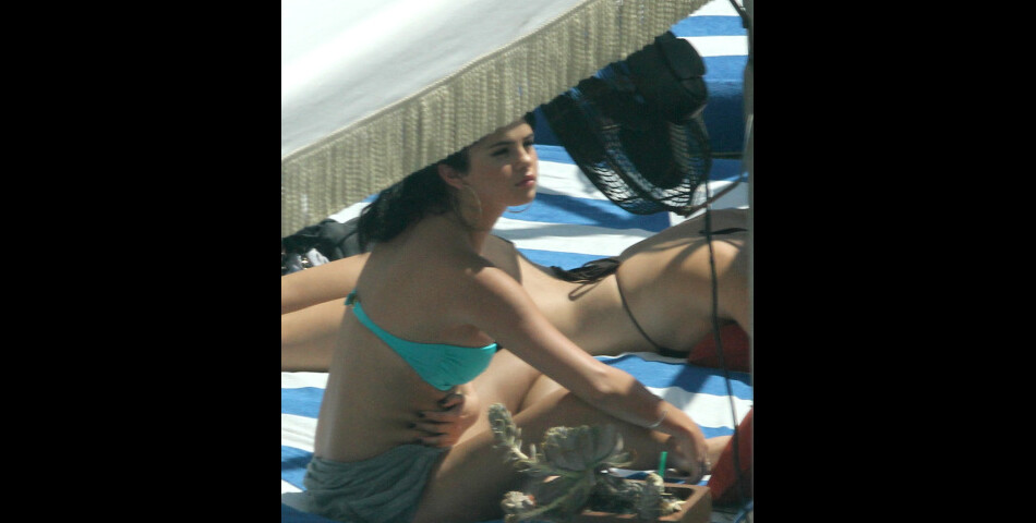Selena Gomez ne quitte pas ses boucles d&#039;oreilles même en bikini !