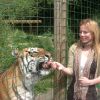 Geri Halliwell : Courageuse, elle donne à manger au tigre