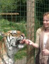 Geri Halliwell : Courageuse, elle donne à manger au tigre