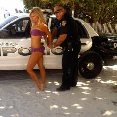 Geri Halliwell : Menotée par la police...en sexy bikini ! (photos)