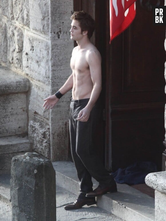 Robert Pattinson : Des faux abdos pour embellir son corps