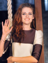 Kristen Stewart, seule mais le sourire aux lèvres pour la promo de Twilight