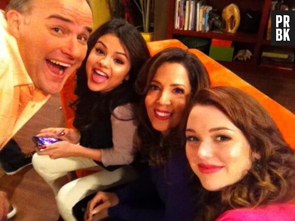 Selena Gomez, super heureuse aux côtés de l'équipe de sa série