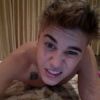 Justin Bieber : Torse nu, au lit, pour nous montrer son tattoo... sexy !