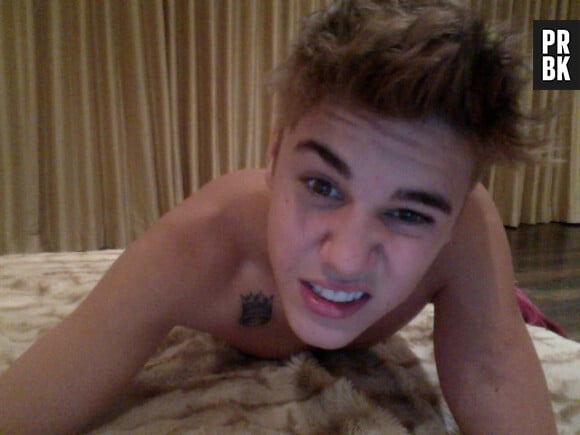 Justin Bieber : Torse nu, au lit, pour nous montrer son tattoo... sexy !