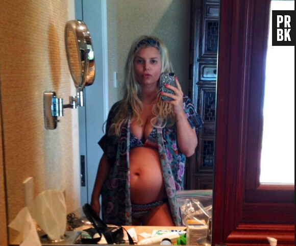 Jessica Simpson montre son beau bidon !
