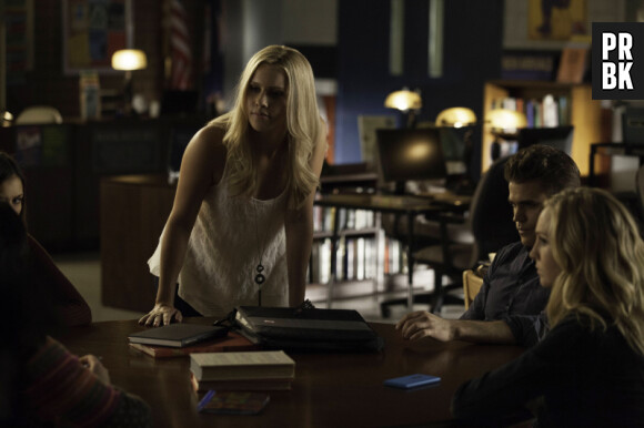 Rebekah s'amuse avec les personnages de Vampire Diaries