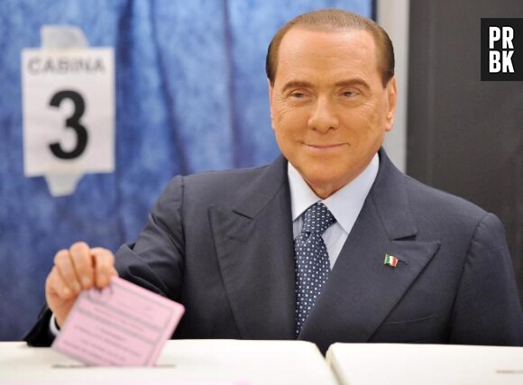 Silvio Berlusconi a voté tranquillement malgré les Femen