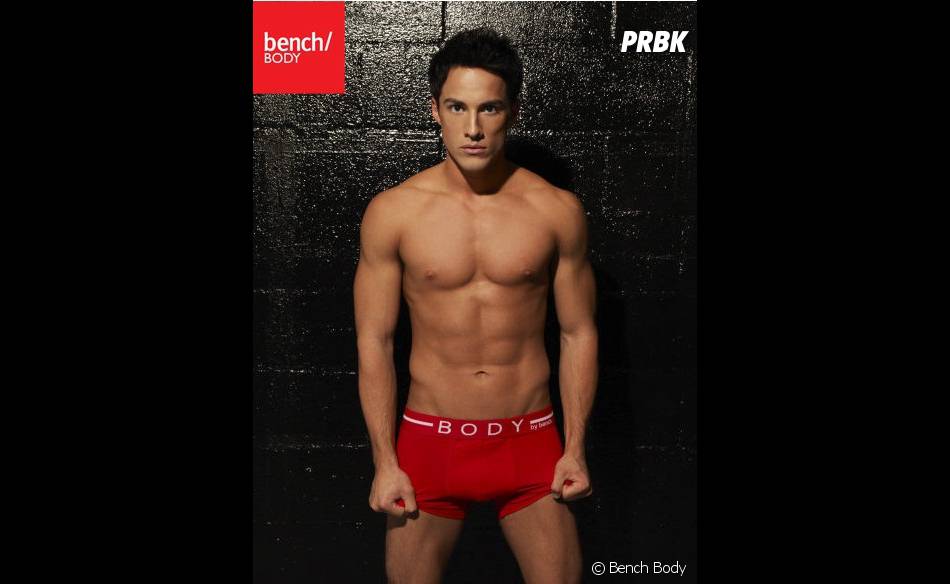 On Debute Une Petition Pour Que Michael Trevino Ne Porte Que Des