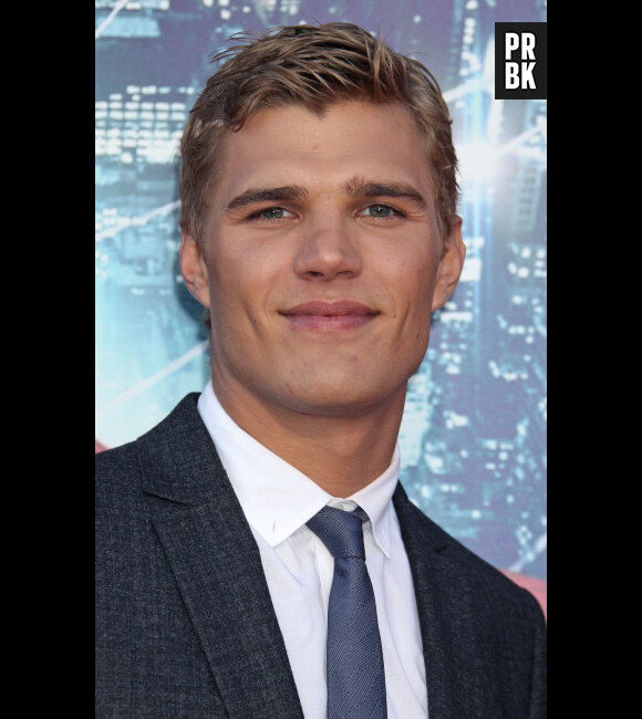 Chris Zylka jouera le personnage de Troy dans Bloodline