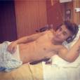 Justin Bieber torse-nu dans son lit d'hôpital après son malaise