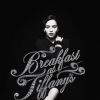 Emilia Clarke se déshabille pour la pièce de théâtre Breakfast at Tiffany's