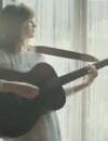 Gabrielle Aplin enchaîne les titres en proposant un tout nouveau clip, Panic Cord, extrait de son album English Rain.