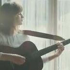 Gabrielle Aplin : Panic Cord, un clip toute en simplicité