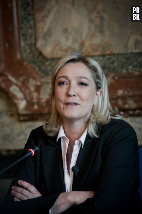 Marine Le Pen appelle à la dissolution du gouvernement en réponse à l'affaire Cahuzac.
