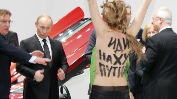 Poutine fan des seins nus des Femen