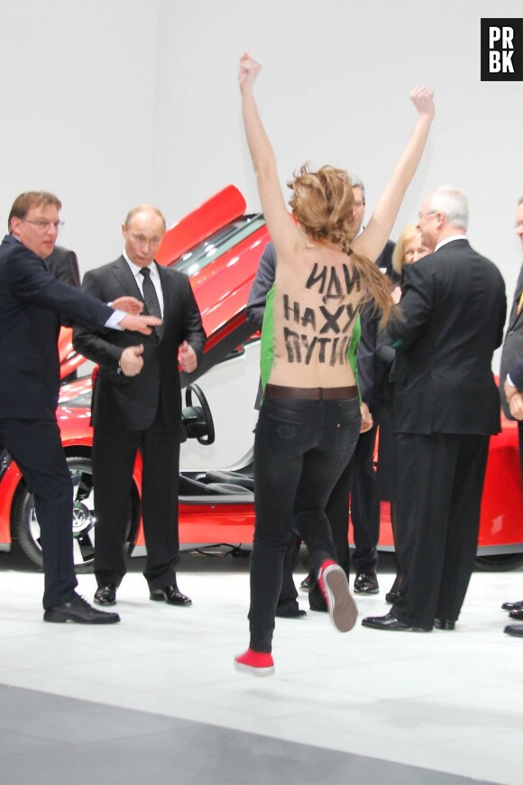 Poutine les pouces levés face aux Femen