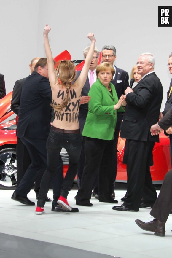 Angela Merkel, elle, avait moins le sourire que Poutine