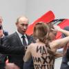 Poutine a des étoiles dans les yeux face aux seins nus des Femen
