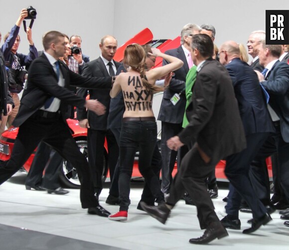 Poutine a des étoiles dans les yeux face aux seins nus des Femen