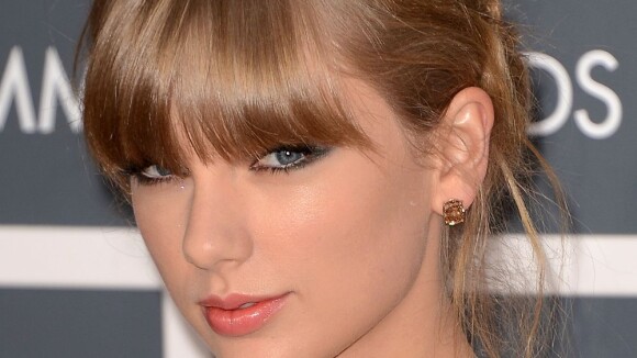 Taylor Swift : elle sort avec des stars car les hommes normaux la fuient