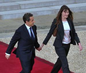 Carla Bruni et Nicolas Sarkozy, devant l'Elysée en mai 2012