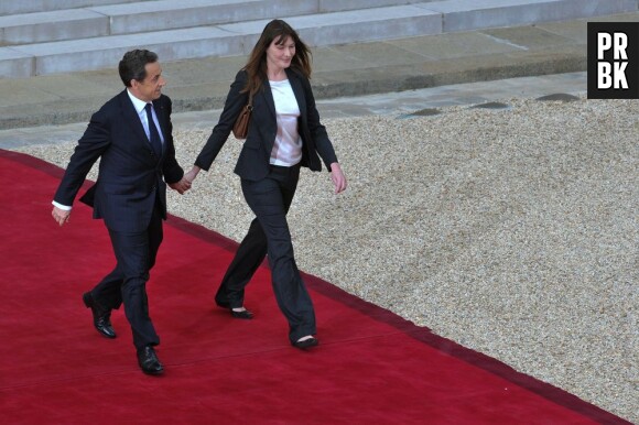 Carla Bruni et Nicolas Sarkozy, devant l'Elysée en mai 2012