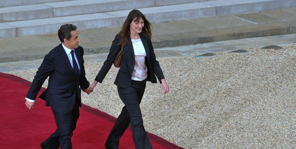 Carla Bruni et Nicolas Sarkozy, devant l&#039;Elysée en mai 2012