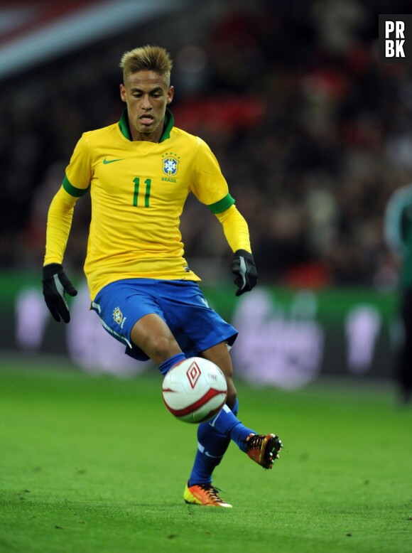 Neymar vend, lui aussi, ses autographes