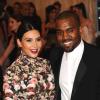 Kim Kardashian souriante aux côtés de Kanye West