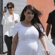 Kim Kardashian enceinte de six mois