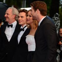 Jennifer Lawrence, Liam Hemsworth, Sam Claflin : une montée des marches en noir et blanc pour Cannes 2013