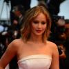 Jennifer Lawrence très élégante en robe bustier Dior sur la Croisette
