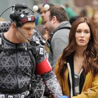 Megan Fox face à Raphaël sur des photos de tournage du film Les Tortues Ninja