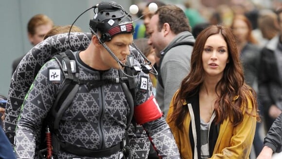 Megan Fox face à Raphaël sur des photos de tournage du film Les Tortues Ninja